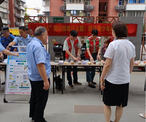 禁毒宣傳進(jìn)小區，共筑防毒安全墻——首義名居禁毒宣傳活動(dòng)